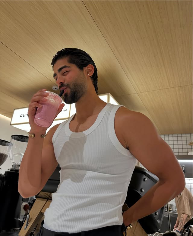 بیوگرافی احسان عشق ابدی